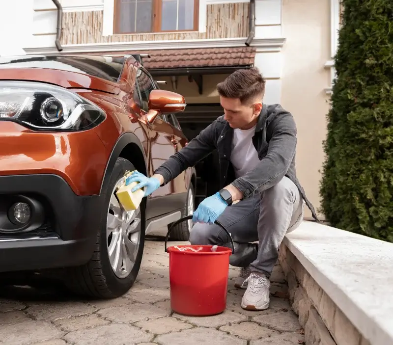 Lavage auto à domicile Saint-Michel-d'Euzet : professionnel intervenant sur un véhicule